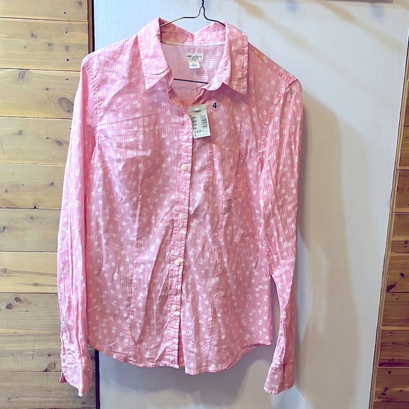 American Eagle Outfitters Tops - American Eagle 100% cotton shirt Pink with white flowers. Size 4 junior